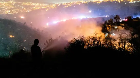 Ein Mann schaut auf die Brände bei Vina Del Mar. (Foto: Matias Basualdo/AP/dpa)