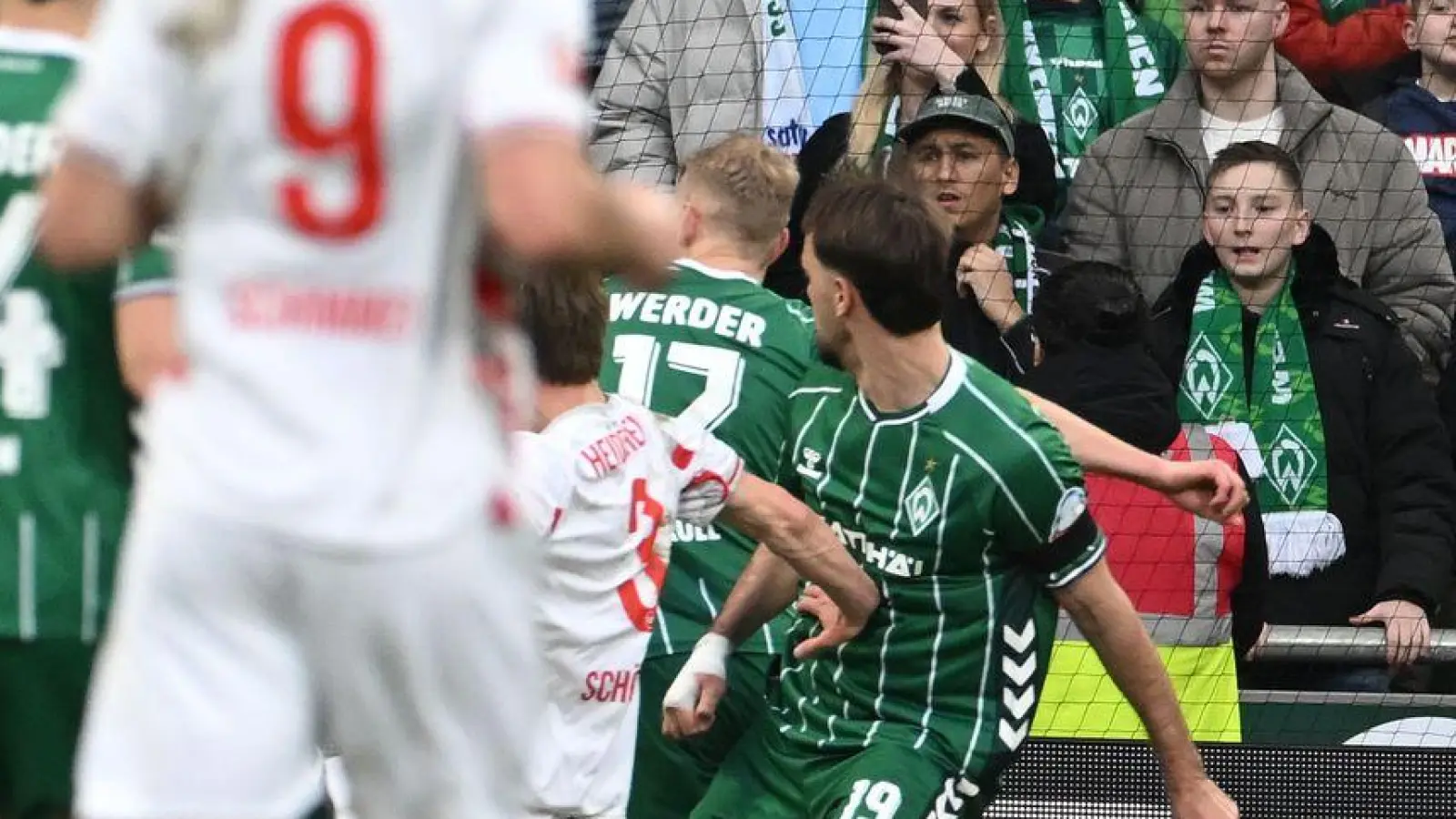  Jovan Milosevic (r. in Grün) trifft zum 1:0 für Werder Bremen gegen Heidenheim. (Foto: Carmen Jaspersen/dpa)