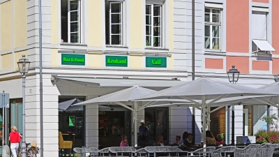 Elf Filialen betreibt die Schuler Biobackhaus GmbH in der Region – darunter das Café Krokant am Martin-Luther-Platz im Herz von Ansbach. Der Hauptsitz des Unternehmens ist in Dietenhofen. (Foto: Jim Albright)