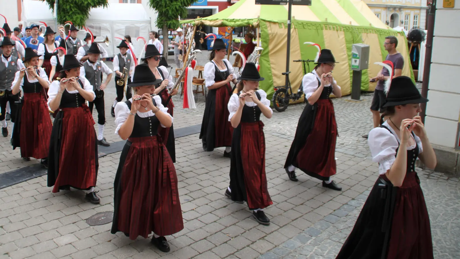 Am Samstag steht zunächst der Festzug durch die Altstadt im Mittelpunkt. Die Aufstellung beginnt um 14.30 Uhr in der Seegasse, und um 15 Uhr setzt sich der Zug mit allen Beteiligten in Bewegung. (Foto: Hans-Bernd Glanz)