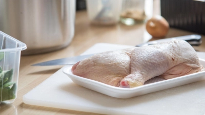 Rohes Fleisch sollte nicht gewaschen werden: Wasserspritzer können Keime in der Küche verbreiten und das Infektionsrisiko erhöhen. (Foto: Christin Klose/dpa-tmn)