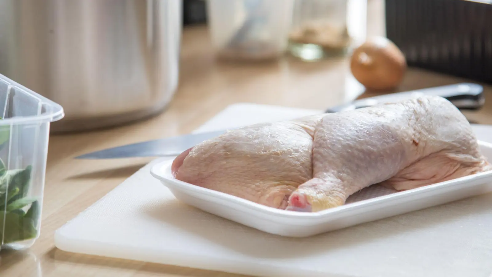 Rohes Fleisch sollte nicht gewaschen werden: Wasserspritzer können Keime in der Küche verbreiten und das Infektionsrisiko erhöhen. (Foto: Christin Klose/dpa-tmn)