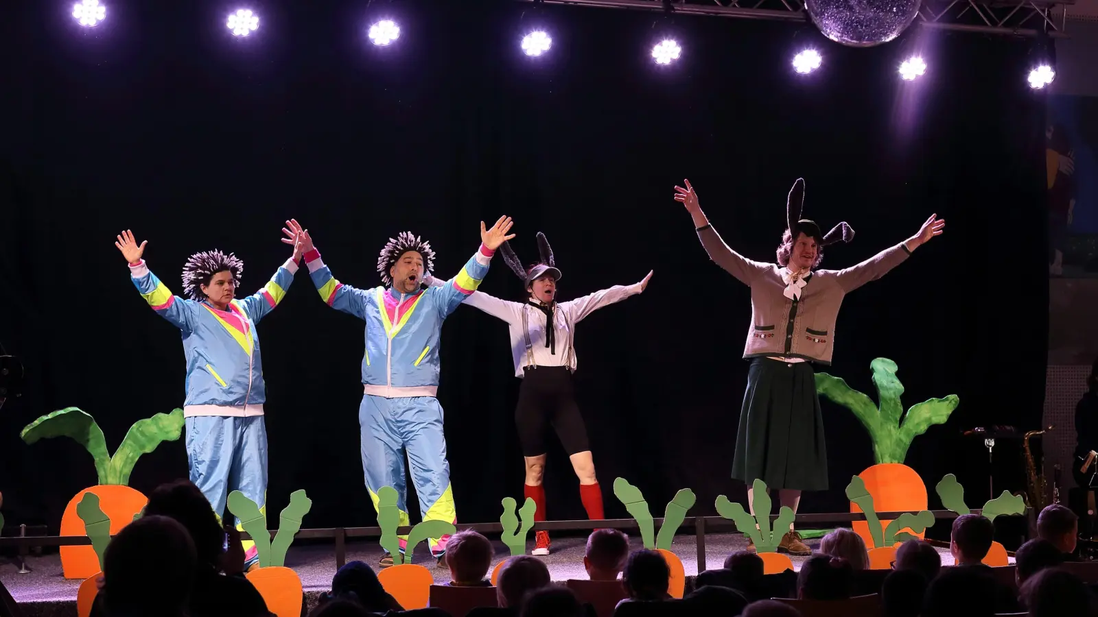 Großes Versöhnungsfinale in „Der Hase und der Igel”. In der Version von Kommando Grimm geht das Märchen für alle gut aus. Es tanzen gerade: Katja Schumann, Thorsten Siebenhaar, Flora Pulina und Heiner Bomhard (von links). (Foto: Thomas Wirth)