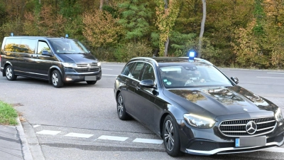 Zivile Polizeifahrzeuge fahren am Vormittag mit Blaulicht auf das Gelände des Bundesgerichtshofes. Ob der unter Spionageverdacht stehende frühere Präsident des Bundesnachrichtendienstes, August Hanning, in einem der Autos sitzt, ist unbekannt. (Foto: Uli Deck/dpa)