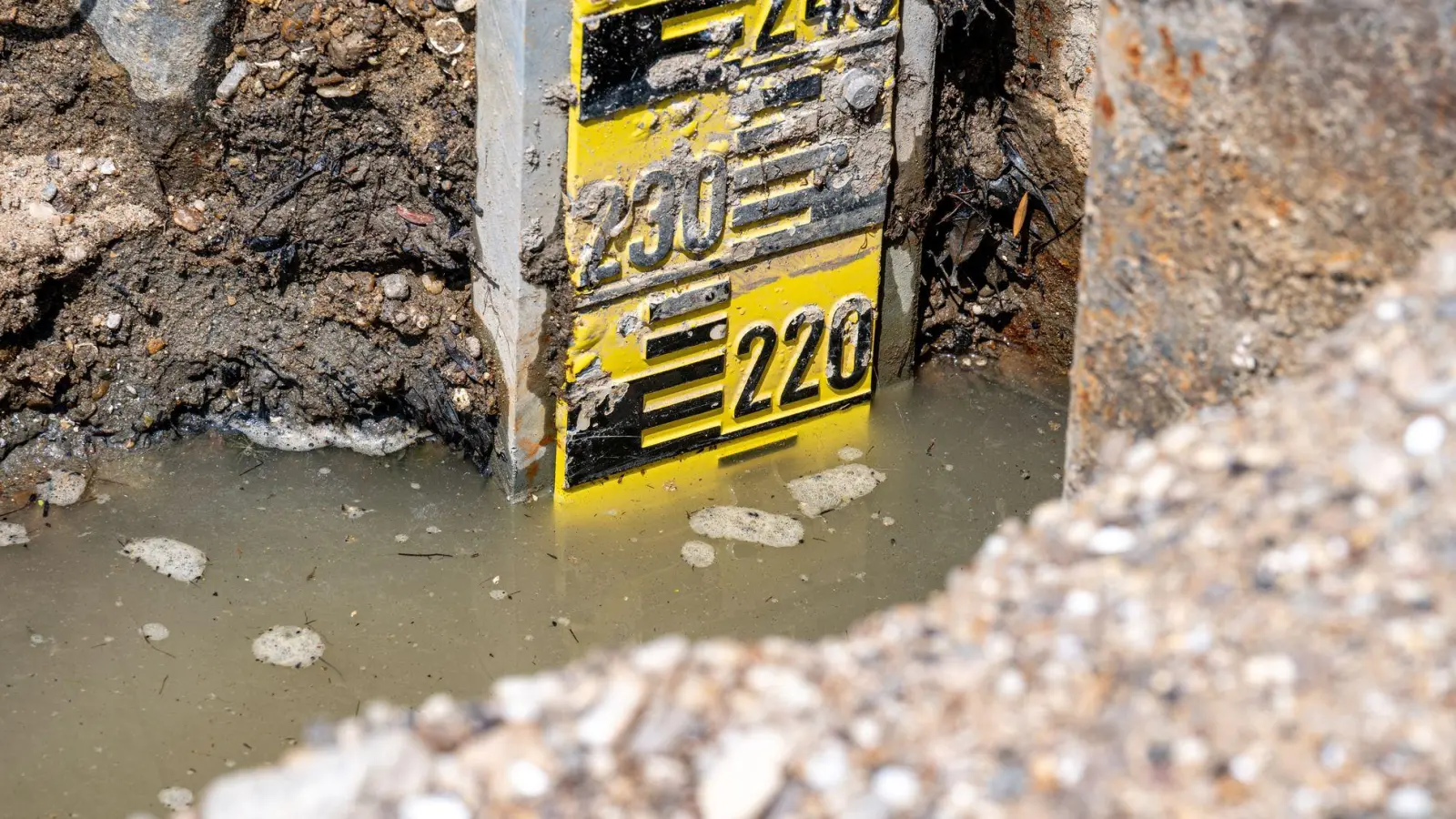Flüsse und Bäche im Landkreis Aschaffenburg führen derzeit nur sehr wenig Wasser. (Symbolbild) (Foto: Armin Weigel/dpa)