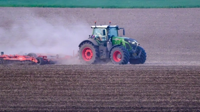 Der trockene Boden ist ein echtes Problem für Landwirte. In den vergangenen Wochen hat es in Bayern viel zu wenig geregnet. (Illustration) (Foto: Patrick Pleul/dpa/ZB)