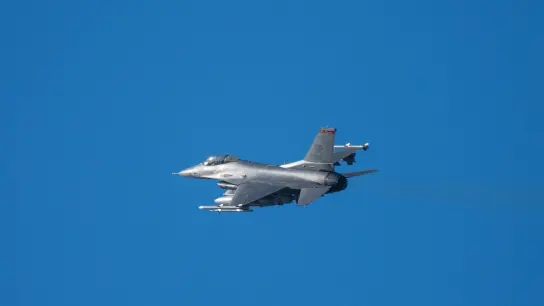 Ein Kampfflugzeug vom Typ F-16 über der Eifel bei Spangdahlem. (Foto: Harald Tittel/dpa)