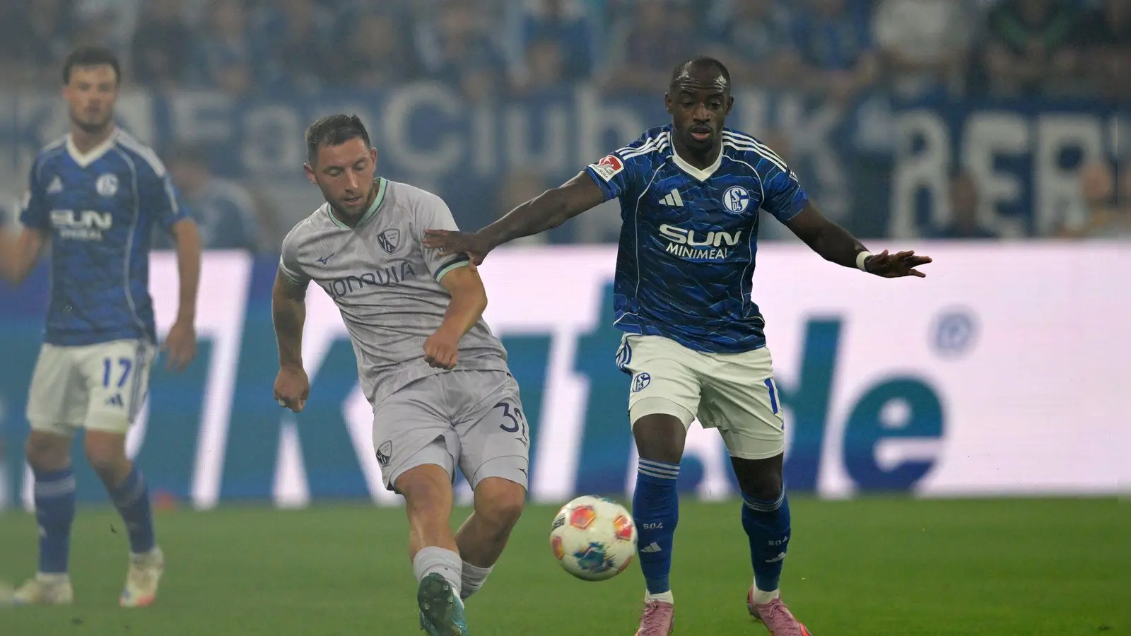 Schalke 04 setzte sich im Nachbarschaftsduell gegen Bochum durch. (Foto: Anke Waelischmiller/dpa)