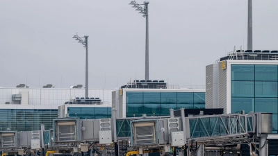 Mit einem Helikopter wurde der Fahrer des Unfallwagens vom Münchner Flughafen in eine Klinik geflogen. (Symbolbild) (Foto: Peter Kneffel/dpa)