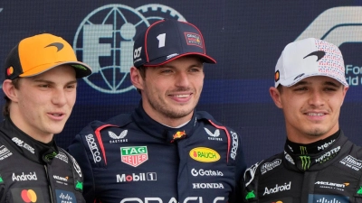 Mit einer Superrunde verwies Max Verstappen (M) die McLaren-Piloten auf die Plätze zwei und drei. (Foto: Darko Bandic/AP/dpa)