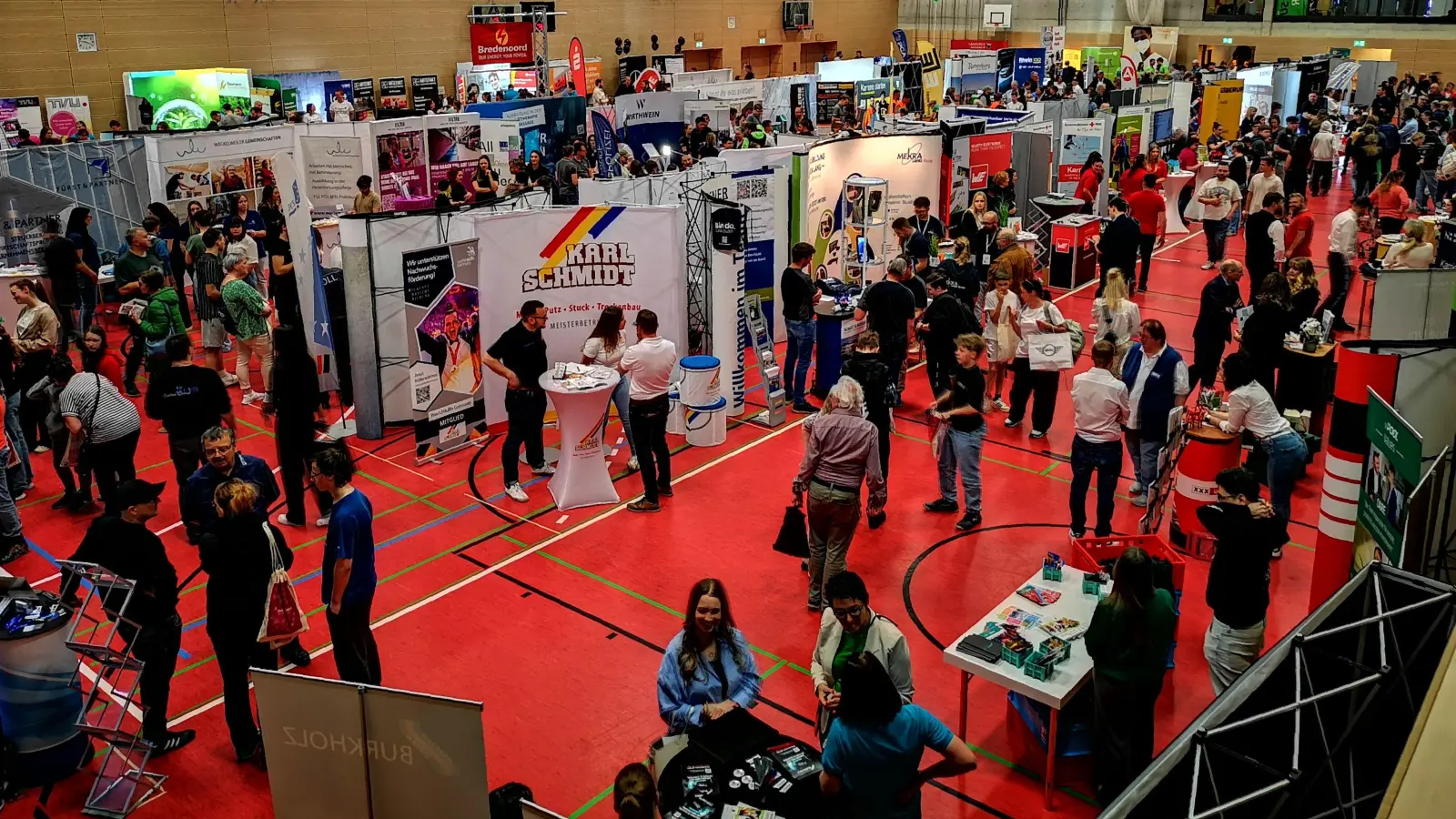 Markt der vielen Möglichkeiten: An zahlreichen Ständen konnten sich junge Leute Antworten holen und mit Infomaterial eindecken. (Foto: Jürgen Binder)