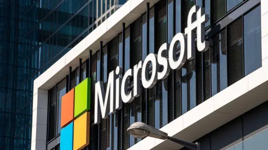 Das Microsoft Logo hängt an der Fassade eines Bürogebäudes in der Parkstadt Schwabing, im Norden der bayerische Landeshauptstadt. (Foto: Peter Kneffel/dpa)