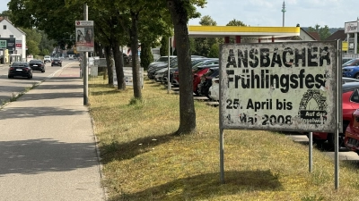 Das Frühlingsfest war wie dieser Plakatständer in der Würzburger Landstraße in die Jahre gekommen und genoss in weiten Teilen der Bevölkerung einen schlechten Ruf. Nun wagt die Stadt mit der runderneuerten Veranstaltung den nächsten Anlauf. (Foto: Oliver Herbst)