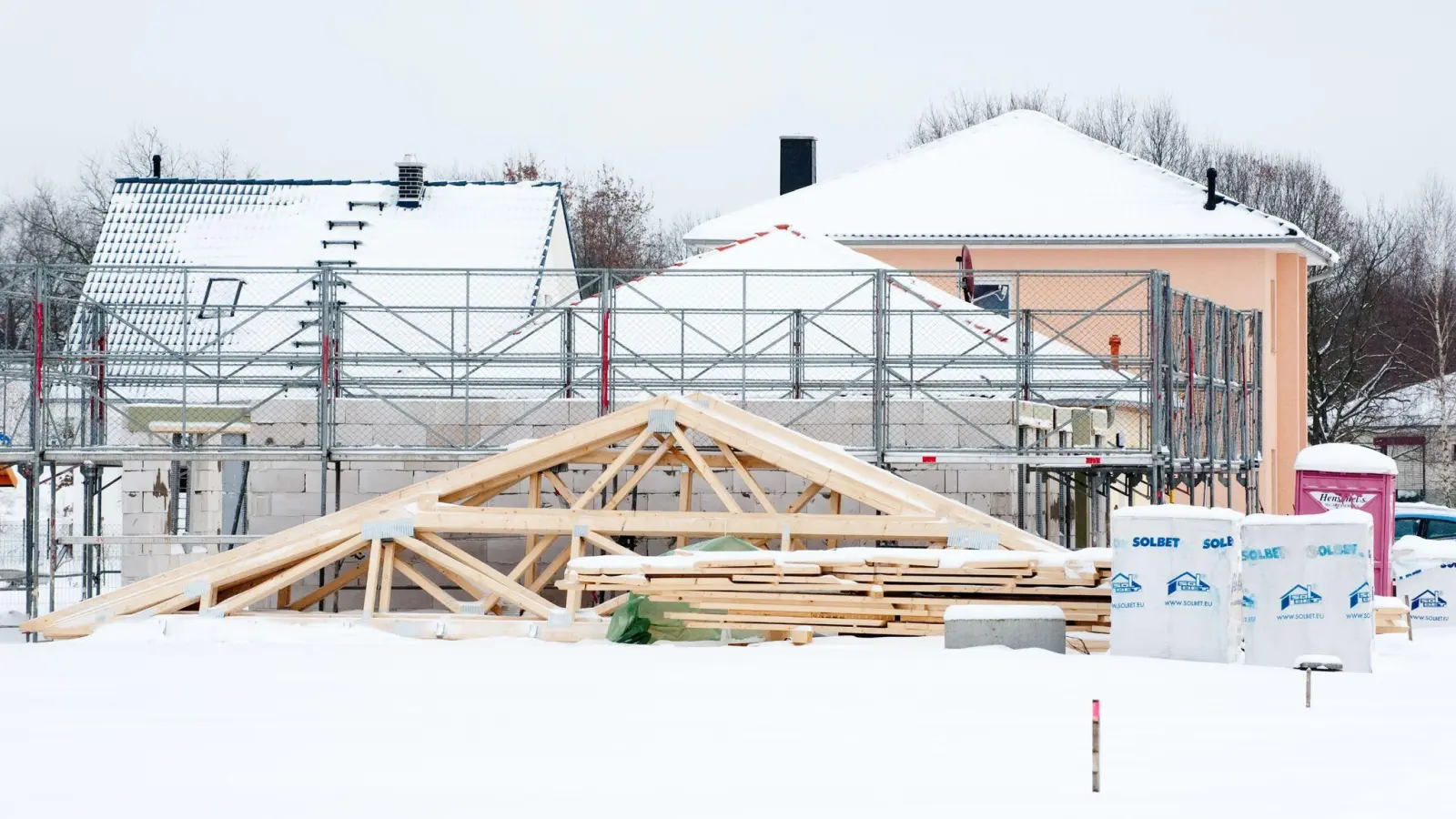 Die Bauarbeiten ruhen im Winter? Dann sollte der Rohbau gut vor der Witterung geschützt werden. (Foto: Andrea Warnecke/dpa-tmn)