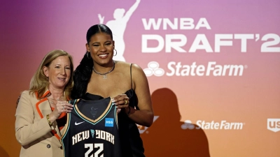 Nyara Sabally (r) posiert mit WNBA-Kommissarin Cathy Engelbert für ein Foto. Sie spielt zukünftig für New York Liberty. (Foto: Adam Hunger/AP/dpa)