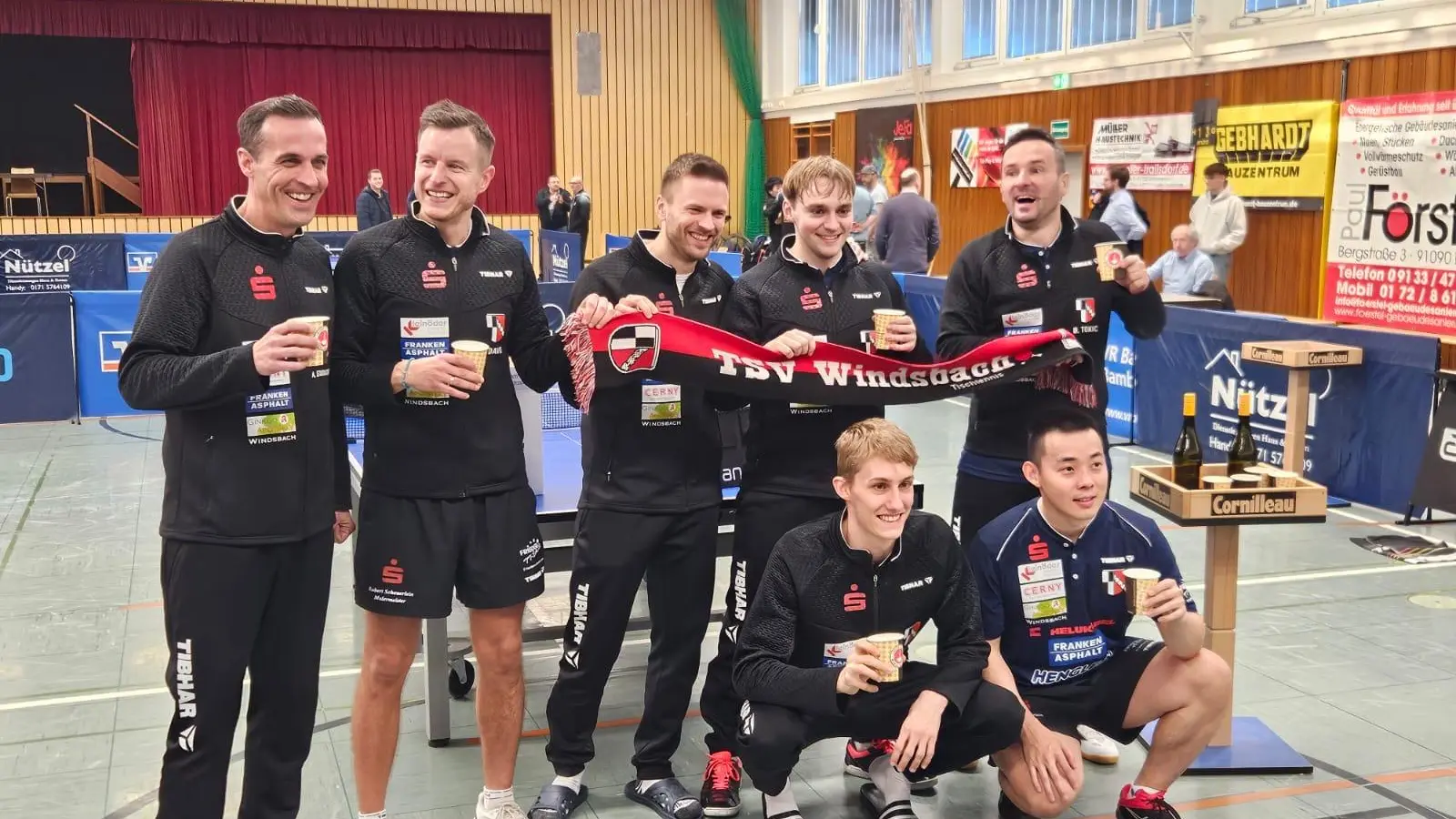 Der TSV Windsbach feiert den Titelgewinn, oben v. l.: Mannschaftsführer Andreas Staudacher, Petr David, Jakub Folwarski, Daniel Rinderer, Bojan Tokic. Unten v. l.: Tom Schweiger und Chien-An Chen. (Foto: TSV Windsbach)