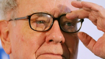 Im Ausland sieht Warren Buffett gar keine passenden Kandidaten für die Geldanlage. (Foto: Arne Dedert/dpa)