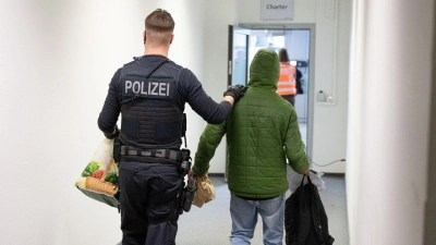 Mit Hilfe zusätzlicher Druckmittel sollen Abschiebungen nach der Vorstellung der EU-Staaten zukünftig schneller gehen. (Symbolbild) (Foto: Boris Roessler/dpa)