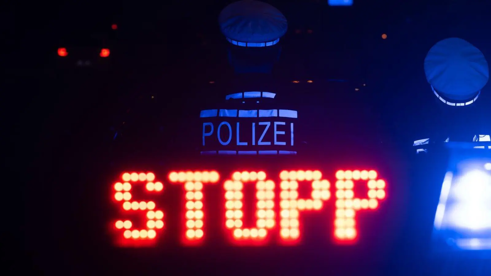 Mehrmals mussten die Beamten den Autofahrer zum Anhalten auffordern. (Symbolbild) (Foto: Marijan Murat/dpa)