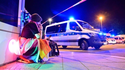 Viele Menschen waren geschockt nach dem Vorfall am Rande des CSD. (Foto: Sebastian Gollnow/dpa)