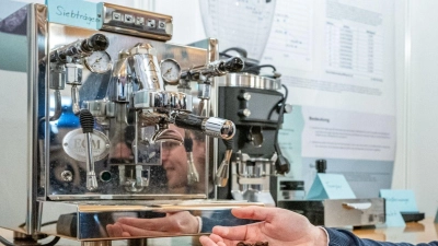 Valentin Schwer vom Gymnasium Buchloe präsentiert beim Schülerwettbewerb „Jugend forscht“ seinen Versuch über die Dichte von Kaffeebohnen. (Foto: Armin Weigel/dpa)