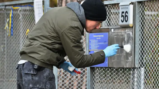 Ein Polizeitechniker nimmt Spuren von einem Briefkasten vor dem ukrainischen Konsulat in Brünn (Tschechien) auf. (Foto: Uhlíø Patrik/CTK/dpa)