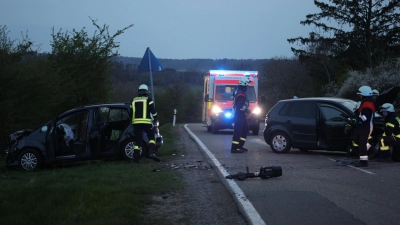 Auf der Staatsstraße 2246 nahe Leutershausen gab es am Samstagabend einen Unfall zwischen zwei Autos. (Foto: NEWS5/Markus Zahn)