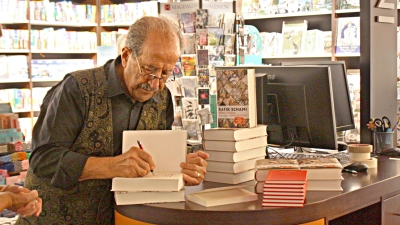 Vor seiner Lesung signierte Autor Rafik Schami einige Exemplare seines neuen Buches für die Fans. (Foto: Anna Beigel)