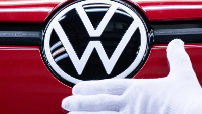 Die IG Metall droht der VW-Führung mit Arbeitskampf. (Archivbild) (Foto: Sebastian Kahnert/dpa)