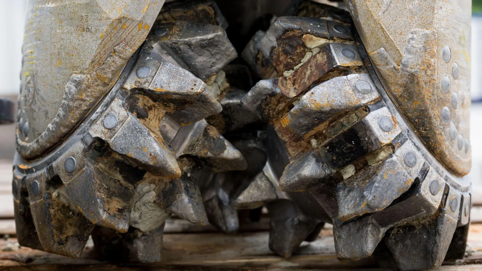 Bei Bohrungen für die Tiefen-Geothermie fressen sich die Bohrmeißel kilometerweit in den Erduntergrund, dementsprechend teuer sind die Projekte. Eine Fündigkeitsversicherung soll die finanziellen Risiken für Kommunen und Unternehmen erträglich machen. (Symbolbild) (Foto: Tobias Hase/dpa)