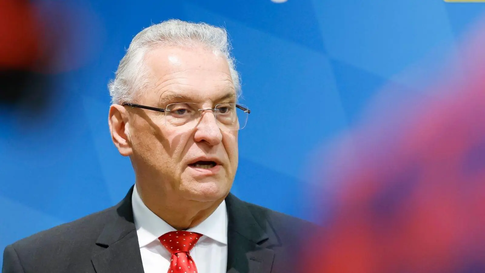 Bayerns Innenminister Joachim Herrmann (r, CSU) spricht in einer Pressekonferenz. (Foto: Daniel Löb/dpa)