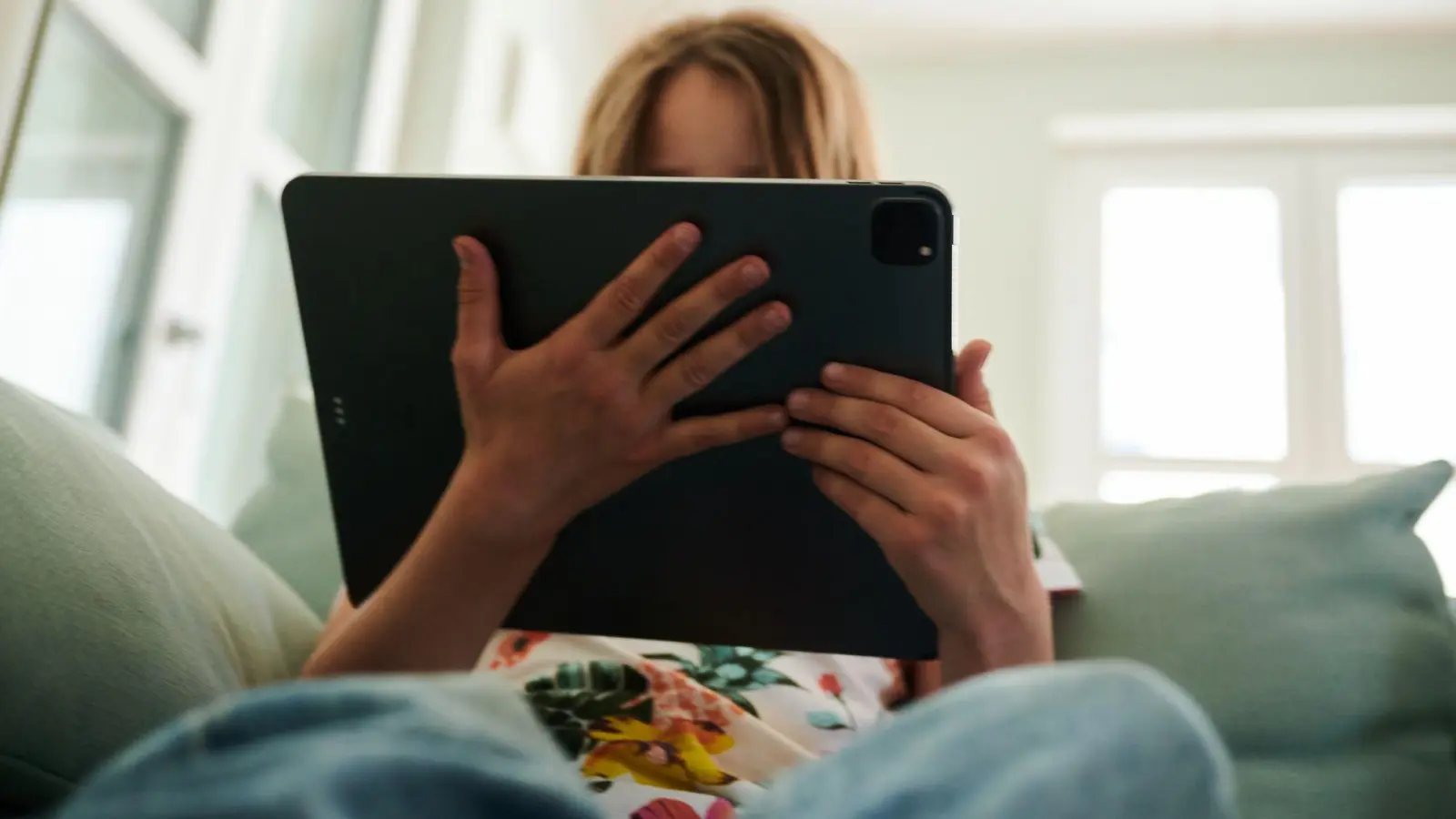 Laut einer Studie von 2023 sind etwa 680 000 junge Menschen in Deutschland süchtig nach Computerspielen und sozialen Medien (Symbolbild). (Foto: Annette Riedl/dpa)