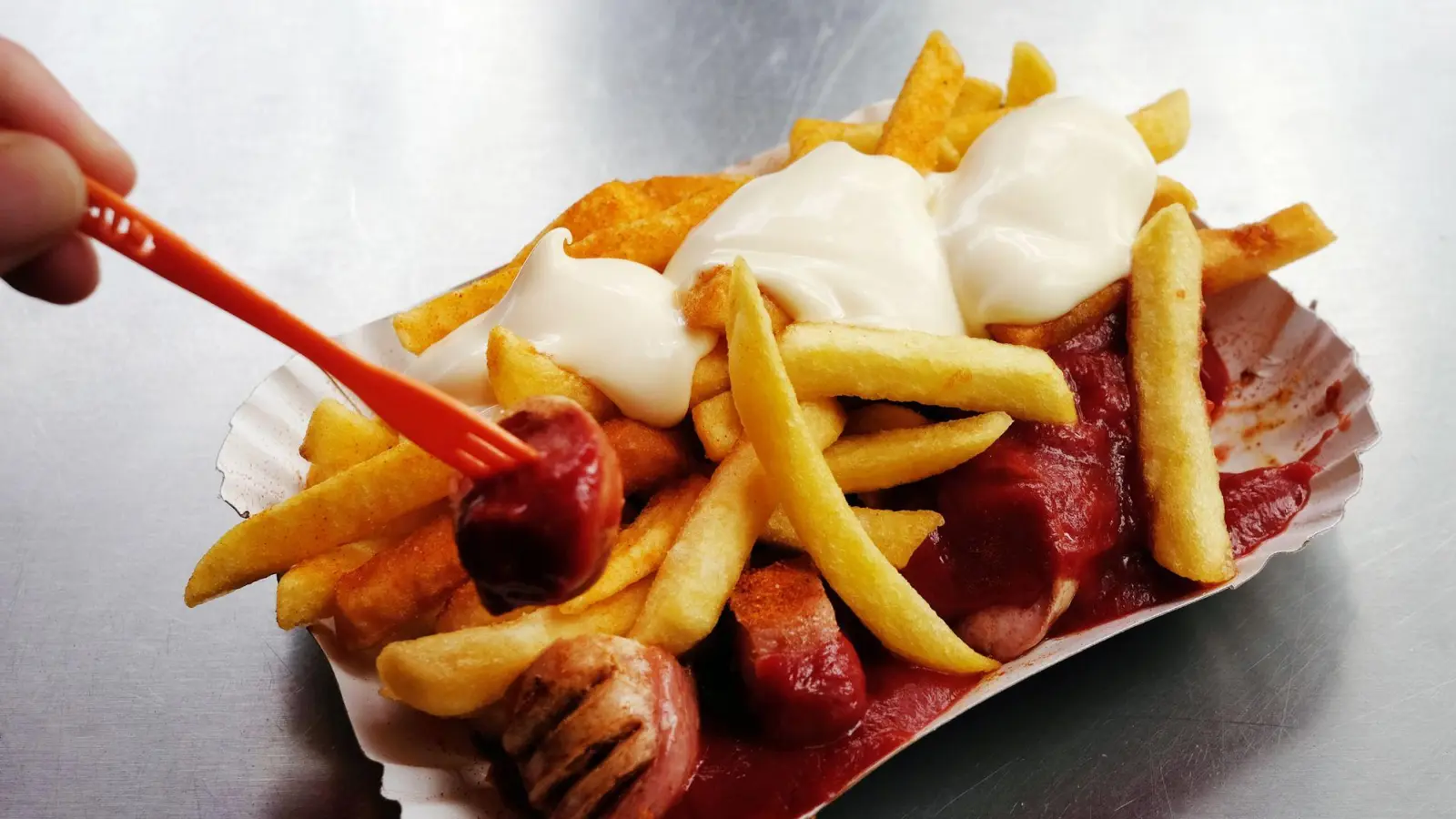Erfunden in Berlin oder im Ruhrpott? Egal. Hauptsache, die Currywurst schmeckt.  (Foto: Jens Kalaene/dpa-Zentralbild/dpa)