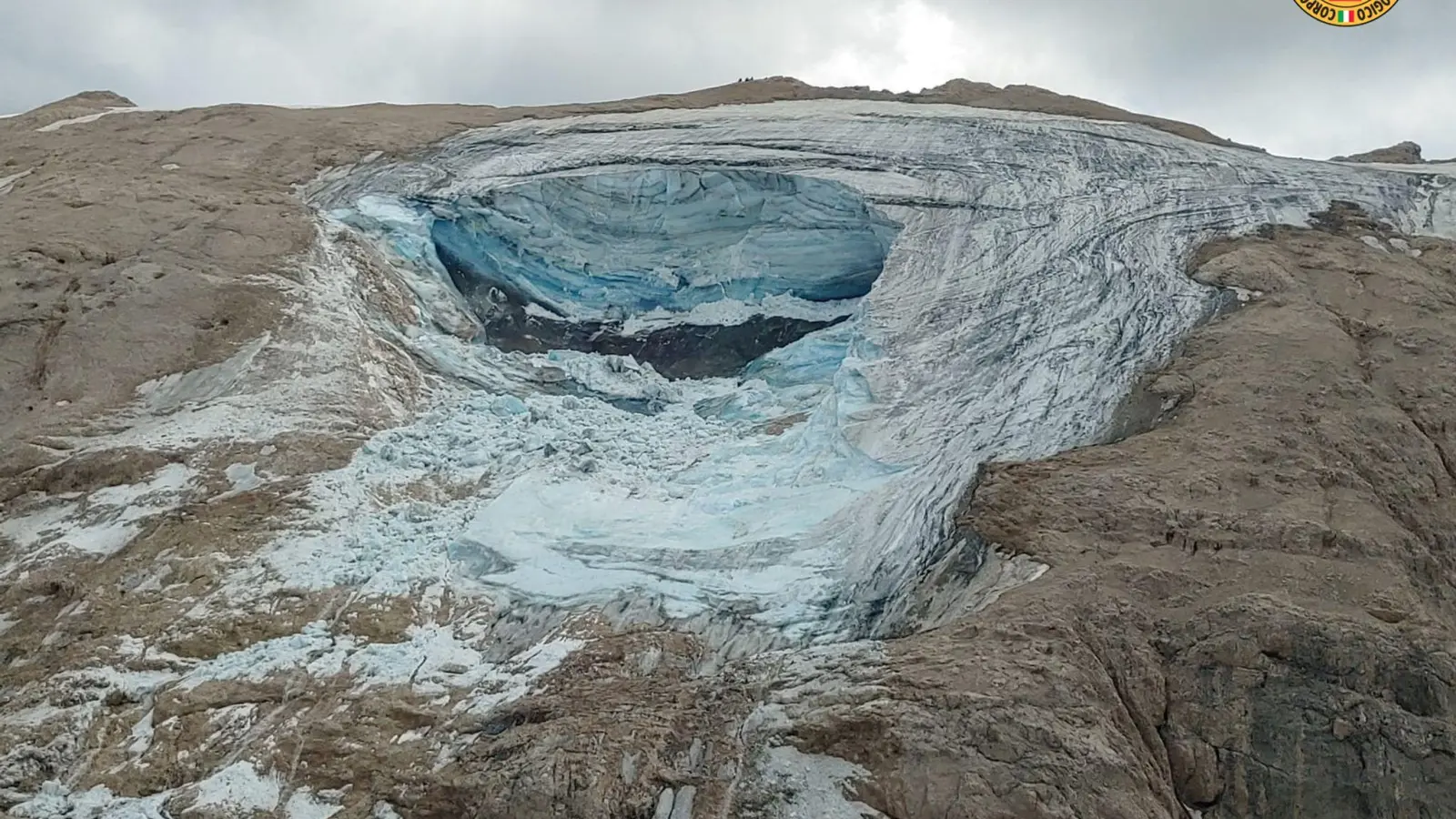 Das Handout zeigt den Gletscherbruch in den Dolomiten. (Foto: Corpo Nazionale Soccorso Alpino e Speleologico/dpa)