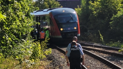 In Bad Windsheim ist am Dienstag im Bereich des Bahnhofs ein Triebzug entgleist. (Foto: Nina Daebel)