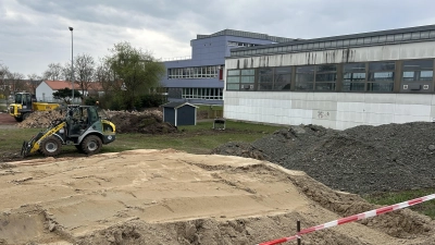 Erste Arbeiten haben bereits begonnen, die Turnhalle (rechts im Bild) soll in den Sommerferien abgerissen werden. (Foto: Florian Pöhlmann)