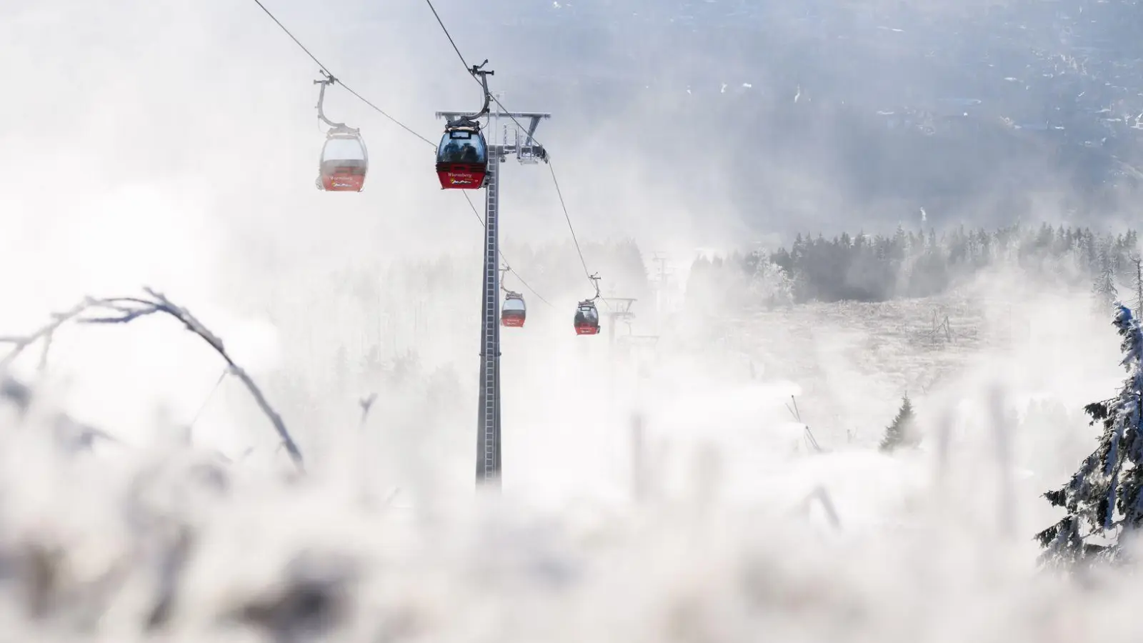 Im Bergland wird es stürmisch - und winterlich. (Foto: Julian Stratenschulte/dpa)