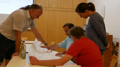 Ein bisschen weniger Gemeinderäte als bisher brüten in der nächsten Legislaturperiode über Bauplänen oder fällen Entscheidungen. Momentan sind es noch zwölf plus Bürgermeister Rainer Mayer (links). (Archivbild: Ulli Ganter)