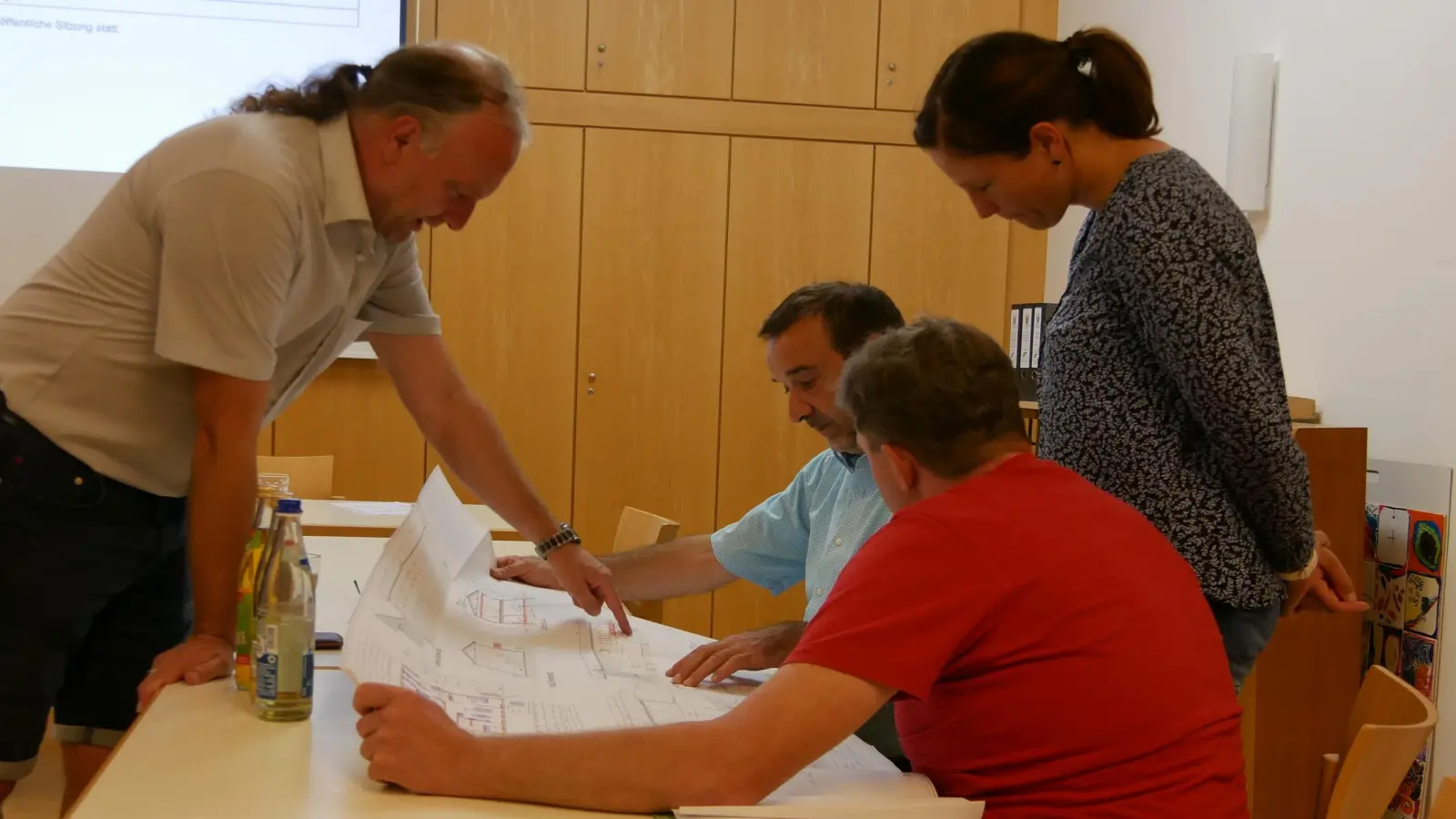 Ein bisschen weniger Gemeinderäte als bisher brüten in der nächsten Legislaturperiode über Bauplänen oder fällen Entscheidungen. Momentan sind es noch zwölf plus Bürgermeister Rainer Mayer (links). (Archivbild: Ulli Ganter)