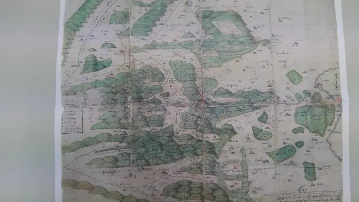 Die älteste Karte der Gegend ist laut dem Neustädter Christoph Schmidt die Casteller Wildbannkarte. Er brachte sie mit vielen interessanten Erläuterungen heraus. (Foto: Ulli Ganter)