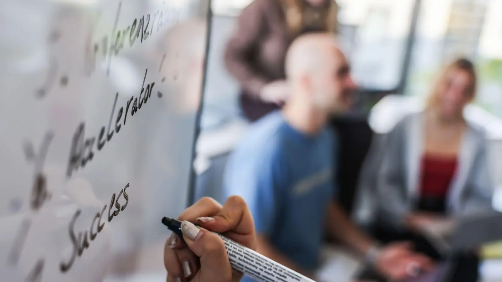 An welchen Routinen halten wir als Team unnötigerweise fest? Eine ehrliche Bestandsaufnahme hilft, Zeitfresser zu identifizieren. (Foto: Oliver Berg/dpa/dpa-tmn)