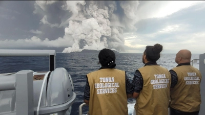 Mitarbeiter des Geologischen Dienstes von Tonga beobachten und überwachen den Ausbruch des Vulkans Hunga-Tonga-Hunga-Ha'apai aus sicherer Entfernung. (Foto: Tonga Geological Services/ZUMA Press Wire/dpa)