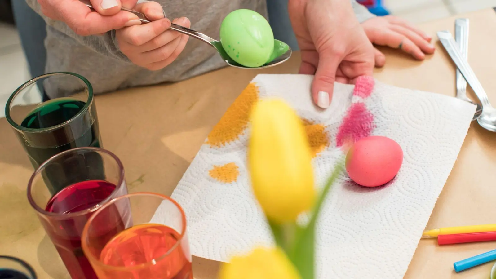 Leuchtend bunte Ostereier mit gutem Gefühl: Bei der Wahl der Farben lohnt sich ein Blick auf die Inhaltsstoffe. (Foto: Christin Klose/dpa-tmn)