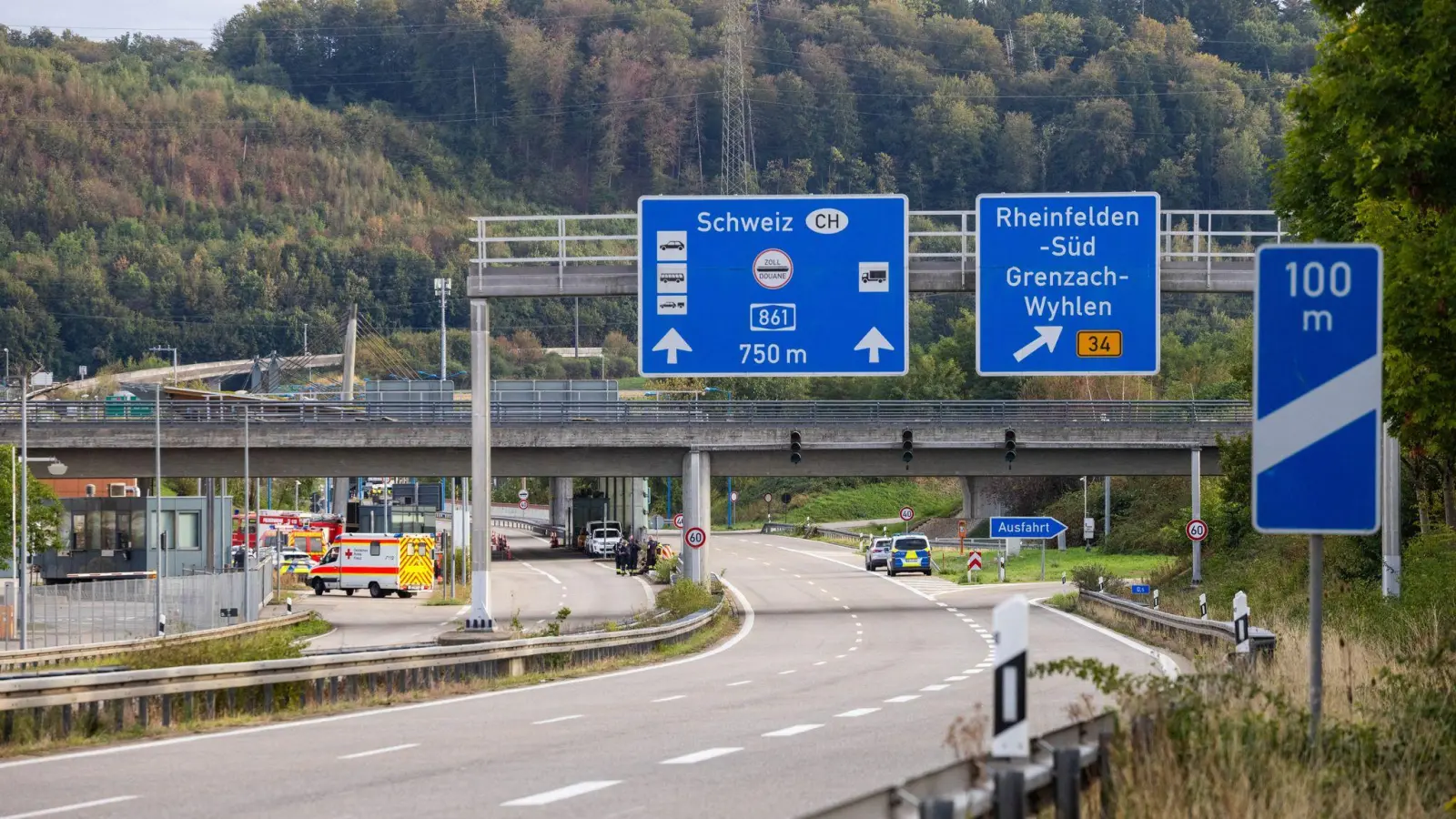Die Polizei sperrte die Autobahn an der Grenze zur Schweiz.  (Foto: Philipp von Ditfurth/dpa)