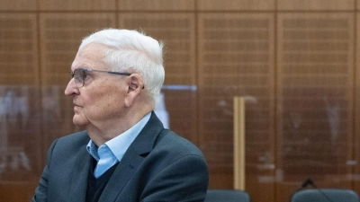Theo Zwanziger (l) und Wolfgang Niersbach stehen im im Landgericht in Frankfurt. (Foto: Boris Roessler/dpa Pool/dpa)