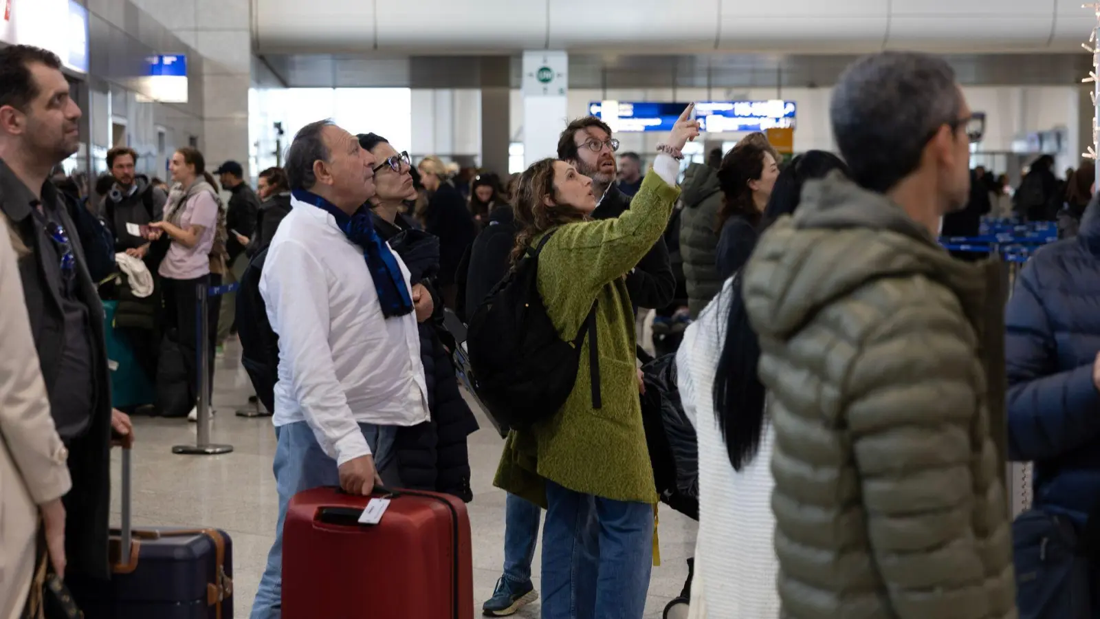 Luftraum geschlossen: Strapazen für die Fluggäste am Athener Flughafen. (Foto: Yorgos Karahalis/AP/dpa)