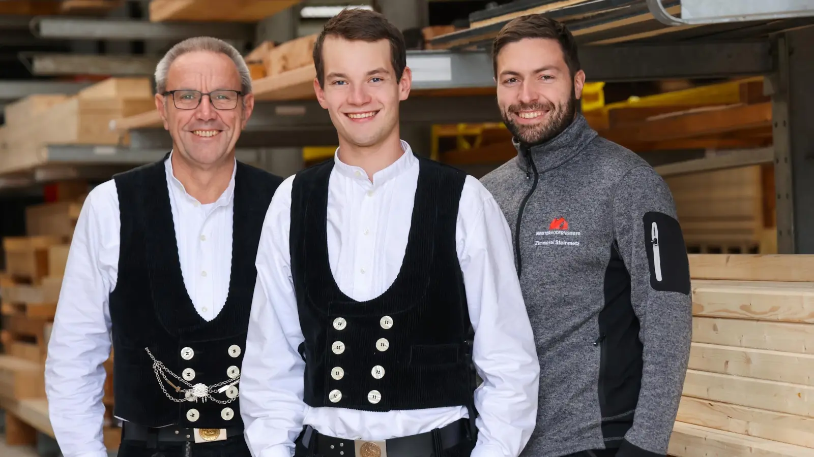 Der frischgebackene bayerische Landessieger im Zimmererhandwerk David Pfadler (Mitte) zwischen seinen Chefs Günter (links) und Christoph Steinmetz (Foto: Yvonne Keßler-Jakob)