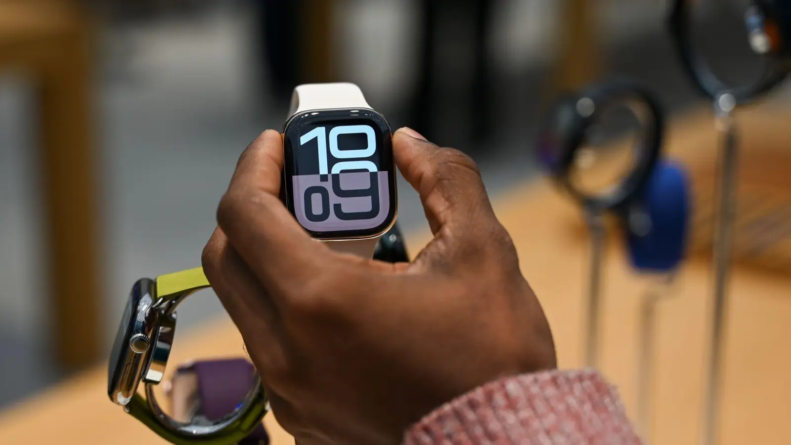 Die Deutsche Umwelthilfe zweifelt an der angeblichen Klimaneutralität der Apple Watch.  (Foto: Katharina Kusche/dpa/dpa-tmn)