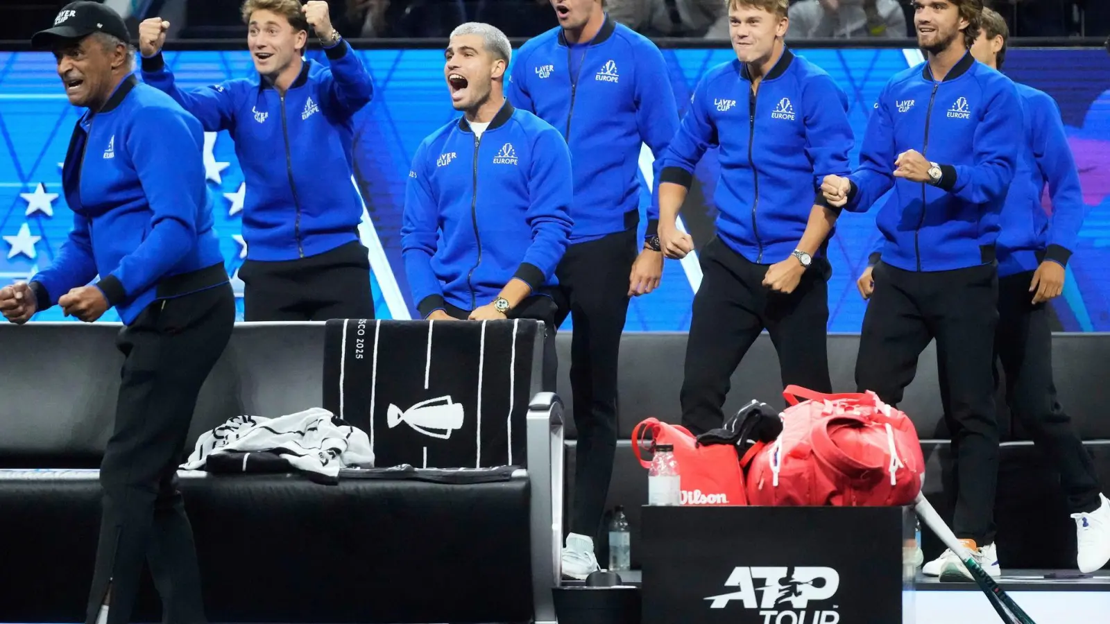 Team Europa mit dem Deutschen Alexander Zverev (4. v. l.) liegt beim Laver Cup gegen Team Welt in Führung. (Foto: Jeff Chiu/AP/dpa)