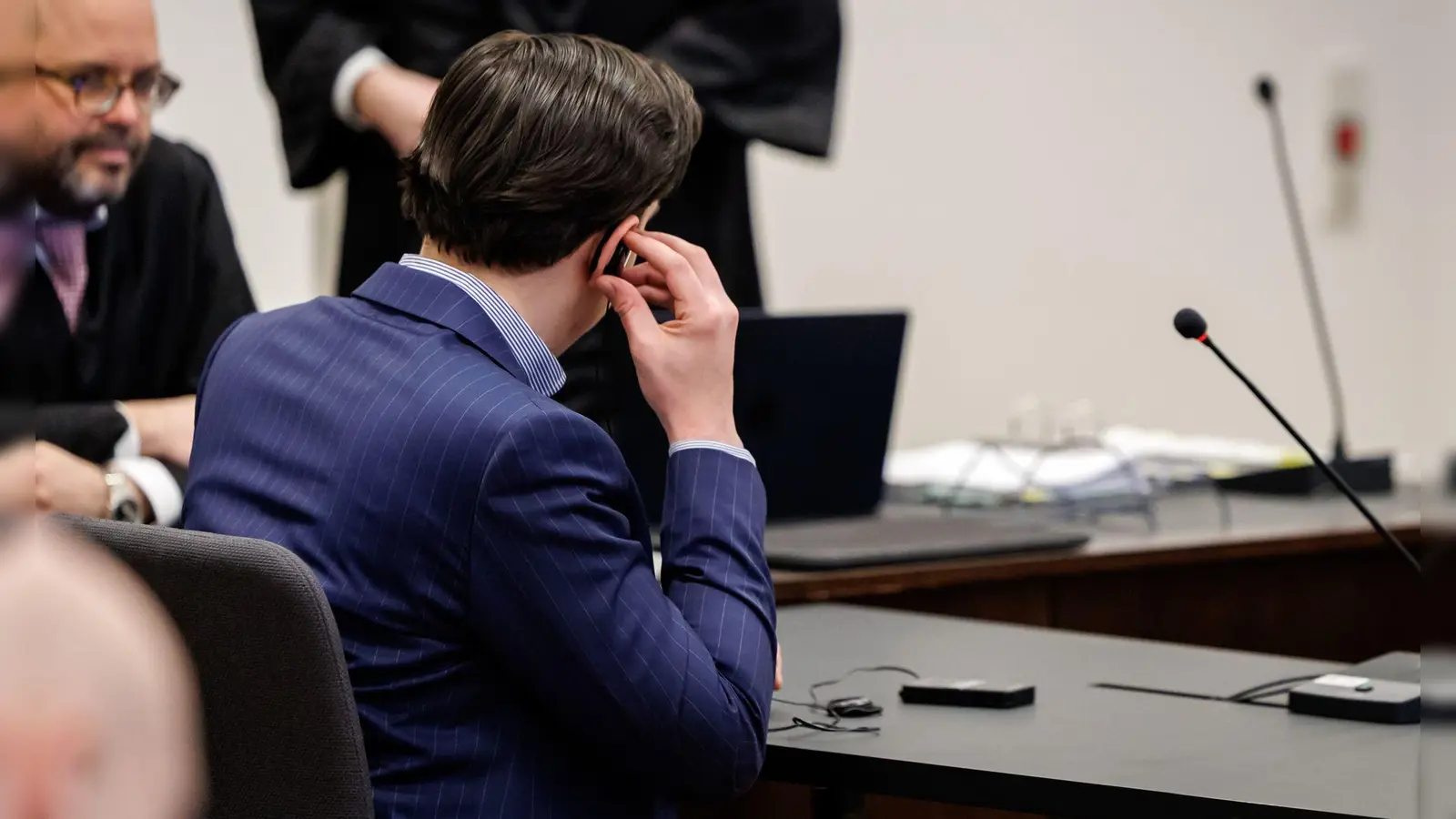 Nach Todesschüssen auf einer Hochzeit hat die Verteidigung des Angeklagten Revision gegen das Mordurteil des Landgerichts Nürnberg-Fürth eingelegt. (Foto: Daniel Karmann/dpa)